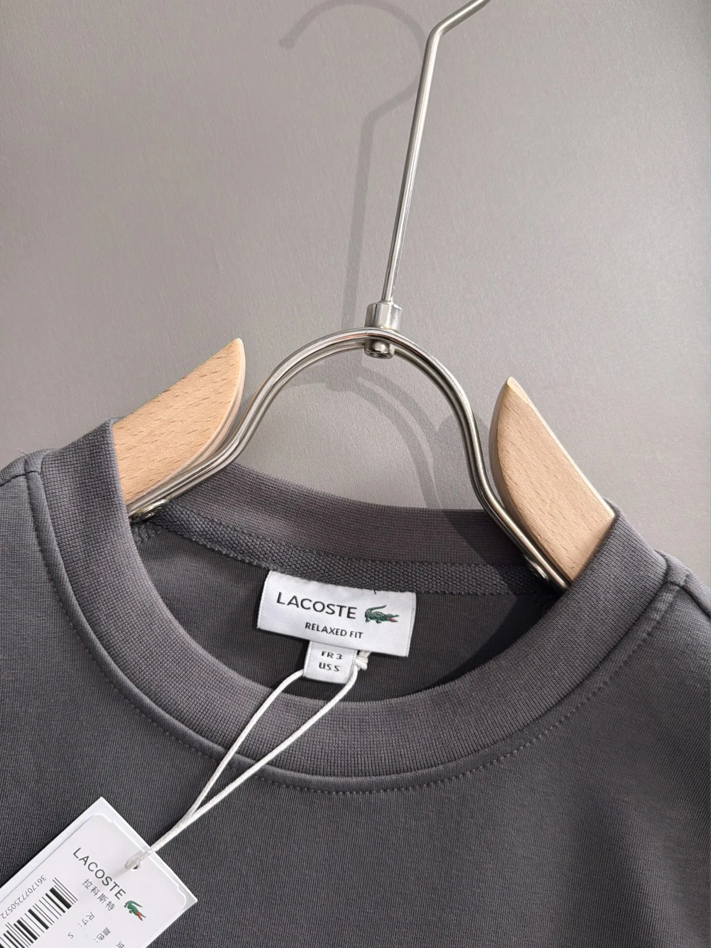 LACOSTE French crocodile Lacoste New Arrival long-sleeved sweatshirt for men and women. Same Style. Many stars have the same style. Craftsmanship that cannot be copied by ordinary small workshops. No matter in terms of materials, detail restoration and craftsmanship, we are not afraid of any challenges, just to provide you with wonderful products. Compare the top Original versions at will. Just to do better at any cost. Unique imported fabric feel. Purely imported German machine production. Precision operation. Thousands of needles density. Full set of New Arrival accessories with three standards for simultaneous customization. Upper body Versatile fashion. A perfect choice for autumn and winter. A must-have item. Sizes: 3-7 (equivalent to M-3XL)